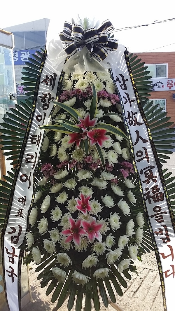 賲 