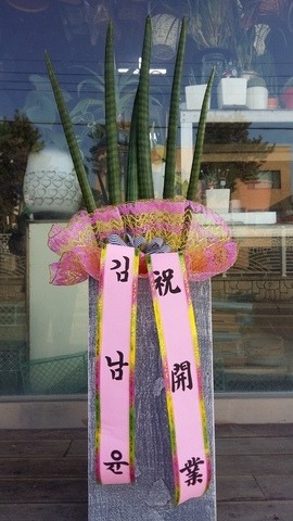 賲 